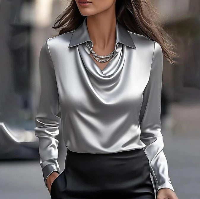 Compra 1 Blusa Elegante de Satén con Falda Drapeada y llévate 1 Par de Aretes Exclusivos BlomLane™